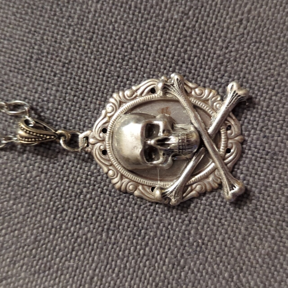☠️ Skull and crossbones necklace